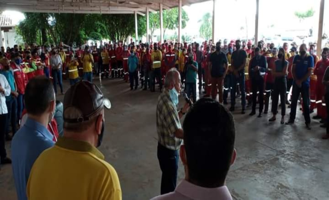 Acompanhado de 11 vereadores, Bocalom visita Zeladoria do Município e conversa com servidores